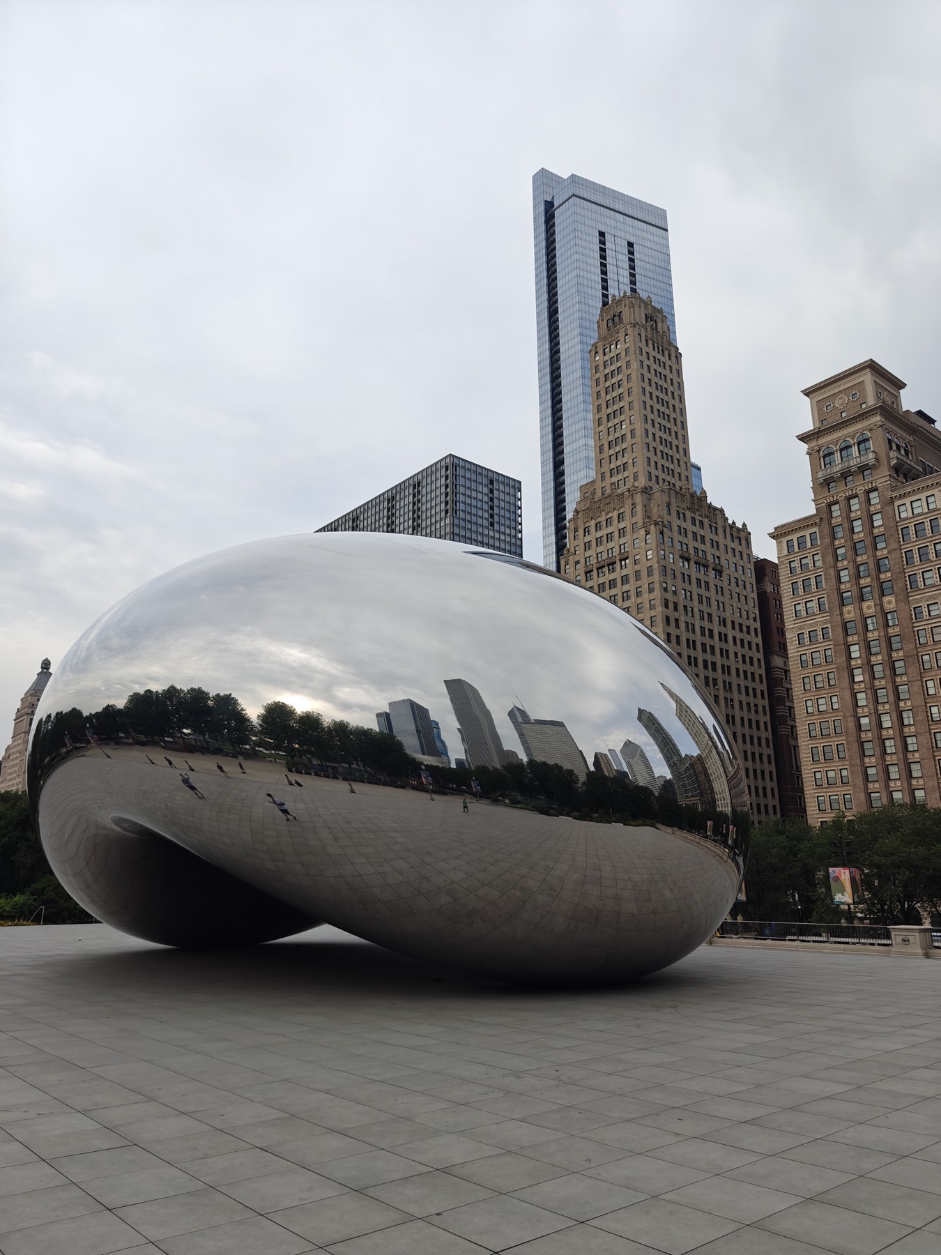 cloud gate reflecting the skyline